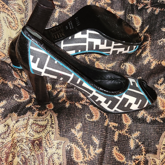 Fendi signature shoes - Picture 1 of 1